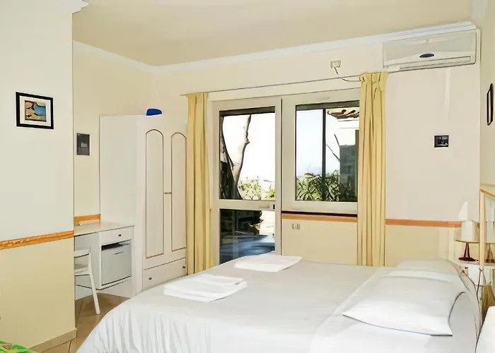 Frühstückspension Le Ginestre Di Capri Bb & House 4*