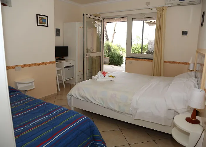 לינה וארוחת בוקר Le Ginestre Di Capri Bb & House 3*