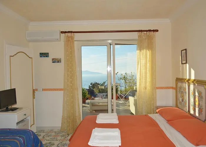 לינה וארוחת בוקר Le Ginestre Di Capri Bb & House 3*